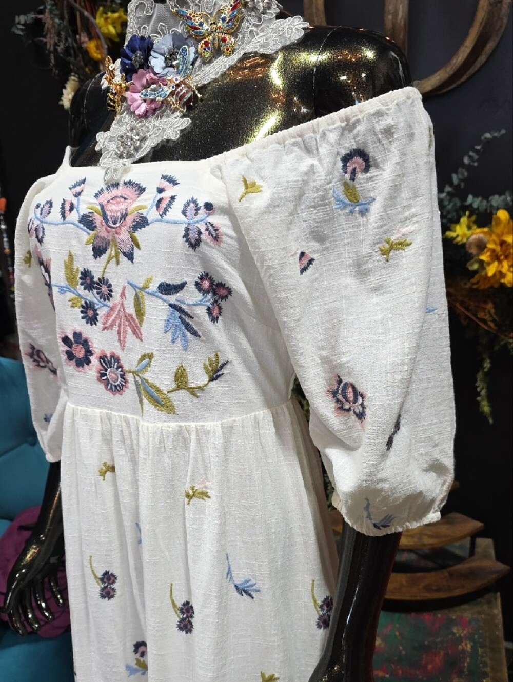 Reba White On/ Off-Shoulder Embroidered Maxi Dress - Picture 5 of 12